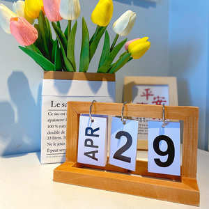 北欧创意卧室木质手动翻页日历摆件办公室桌面装饰日期牌拍照道具