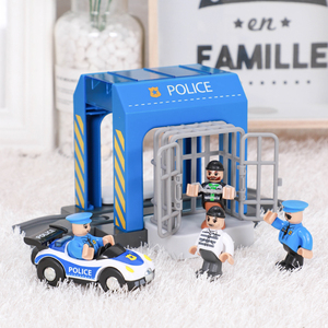 仿真塑料警察局套装兼容木质火车轨道玩具警察捉小偷积木套装