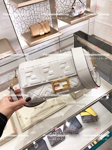 法国直送 Fendi/芬迪 Baguette 中号 FF压纹 白色羊皮女包