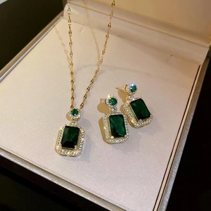 轻奢祖母绿宝石吊坠项链耳环戒指套装礼盒复古小众设计感高级首饰