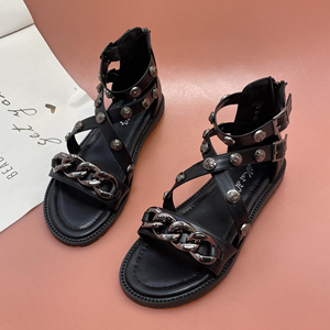 2024年夏新款黑色罗马凉鞋金属铆钉链条软底个性平底后拉链凉靴女