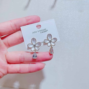 艾妮薇妮耳饰白色花朵水滴锆石耳环银针时尚法式温柔超仙气质耳钉