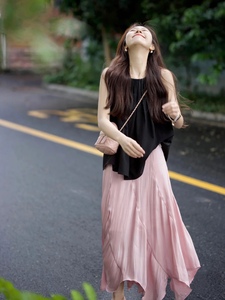黑色无袖上衣＋粉色高腰a字气质半身裙不规则鱼尾长裙子夏两件套