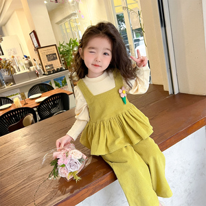 女小童条绒三件套春装2024新款洋气女宝宝韩版灯芯绒背带裙套装。