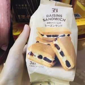 日本 711限定新版浓郁奶酥提子夹心饼干 3枚入/袋