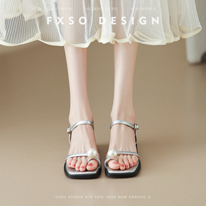 「FXSO方巷」2024年夏季新款法式一字扣带低粗跟夹趾珍珠凉鞋女