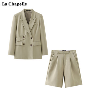 拉夏贝尔/La Chapelle时尚设计款豆绿色双排扣西装外套短裤套装女