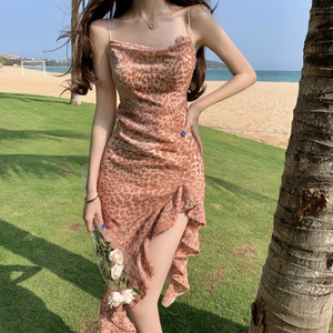 海边度假粉色豹纹吊带连衣裙设计感小众2021夏款沙滩裙女超仙