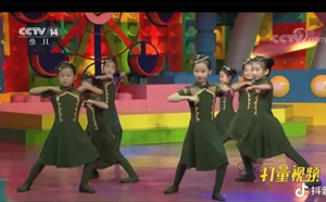 儿童兵娃娃演出服六一小荷风采男女兵舞蹈表演服成人迷彩军装新款