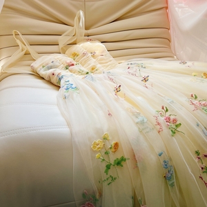 法式小众设计感高端精致刺绣黄色网纱礼服气质名媛吊带度假连衣裙