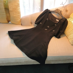 法式复古赫本风小黑裙钉珠礼服宫廷风黑色方领收腰显瘦气质连衣裙