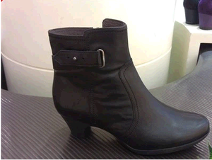专柜正品BATA拔佳女鞋2022新款秋款女靴中跟粗跟真皮短靴子AWD63