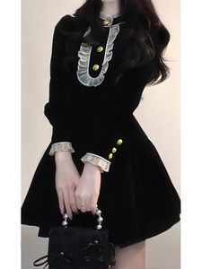 法式长袖丝绒连衣裙女秋冬季小个子高级感气质收腰赫本风黑色短裙