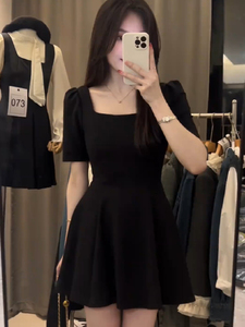 夏装法式赫本风方领连衣裙女2024新款裙子气质收腰显瘦短款小黑裙