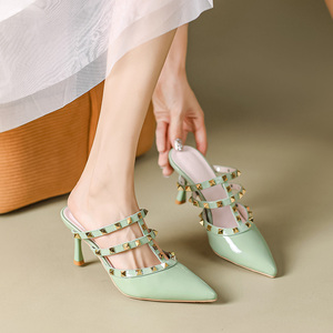 法式果绿色铆钉包头凉鞋女细跟小众设计感一脚蹬懒人外穿高跟拖鞋