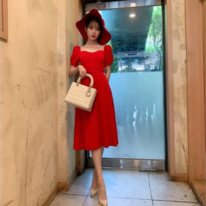 德鲁纳酒店IU李智恩同款红色大领泡泡短袖连衣裙赫本复古风中长裙