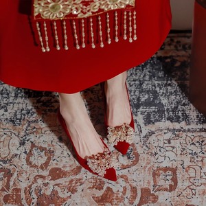 香港红色婚鞋秀禾服新娘鞋女细高跟2024春季新款粗跟低中式礼服鞋