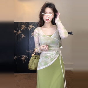 新中式国风套装女春装2024新款绿色气质开叉吊带修身连衣裙子长裙