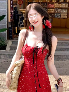 辣妹收腰红色碎花吊带连衣裙子女夏季短裙2024新款海边度假沙滩裙