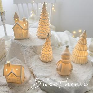 诺琪北欧耶诞陶瓷房子桌面摆件发光耶诞雪屋雪人迷你耶诞树装饰品