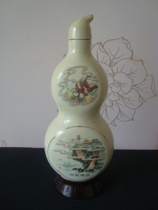 M8952老酒瓶80年代山东烟台中药厂蓬莱阁铁拐李图三鞭瓷酒瓶
