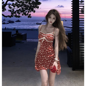 海边度假法式复古红色碎花吊带连衣裙女收腰显瘦性感纯欲甜辣短裙