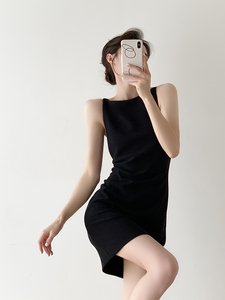 法式复古黑色高级感一字肩连衣裙女夏季短款赫本风气质无袖修身裙