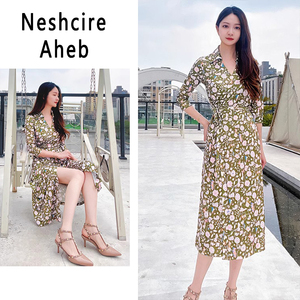Neshcire Aheb春夏橄榄绿碎花气质中长款系带一片式裹身裙连衣裙