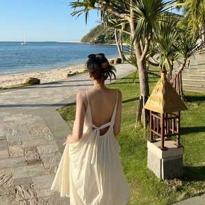 三亚拍照沙滩裙女夏海边度假旅游吊带露背连衣裙高级感法式海滩裙