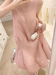 三宅褶皱粉色无袖连衣裙女2024夏季新款高级感气质宽松显瘦中长裙