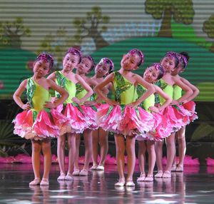 桃花朵朵开绿树叶裙演出服茉莉花舞蹈服幼儿荷塘月色花瓣裙表演服