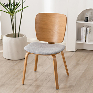 北欧风格设计师餐椅民宿连锁店椅子家用实木现代简约舒适书桌椅子