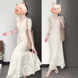 新中式白色v领碎花连衣裙子女夏季2024新款高端精致气质收腰长裙