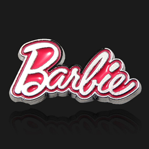 芭比娃娃Banblie金属徽章周边英文字母胸针包包衣服芭比粉配饰