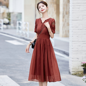 红色天丝短袖连衣裙女2024夏季新款气质收腰蕾丝拼接别致漂亮裙子