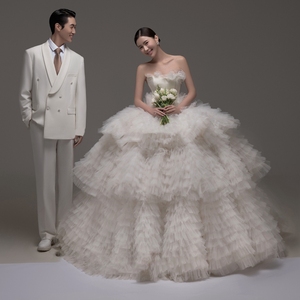 新款韩式白色抹胸蛋糕裙主题婚纱影楼服装工作室情侣拍照摄影礼服