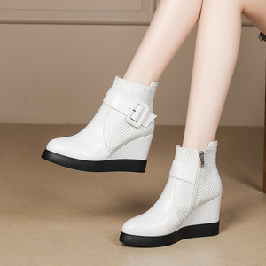 白色坡跟短靴女真皮2024新款小个子冬季女鞋加绒马丁靴高跟女鞋靴