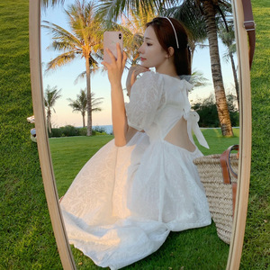 法式泡泡袖连衣裙女夏季度假方领露背气质很仙甜美白色沙滩长裙子