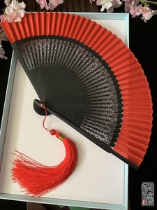 中国风雕花古风大红色夏季折叠扇子折扇子红黑真丝纯色舞蹈扇镂空