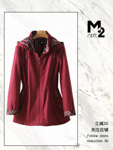 M2女装2023春秋新款宽松加大码外套中年妈妈深红色收腰连帽风衣