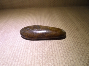 新疆和田玉籽料原石可鉴定，12.8克，吊坠形，油性好，周身褐黑皮