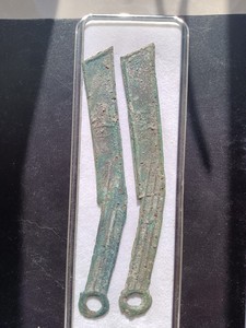 刀币—战国时期燕明刀币，为中晚期造型，局部锈皮皲裂整体没影响