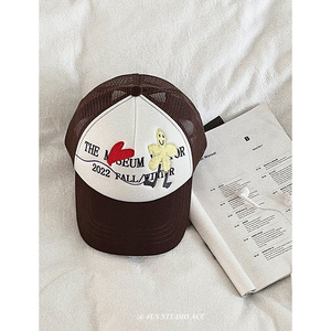 韩版夏季小众设计款涂鸦刺绣网眼透气鸭舌帽显脸小卡车司机棒球帽