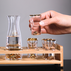 无铅水晶玻璃创意金山白酒杯家用金箔子弹杯一口杯分酒器竹木套装