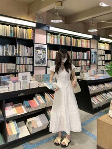 kumikumi重工刺绣镂空亮片V领连衣裙女夏季新款收腰白色仙女裙子
