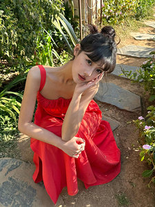 气质仙女高级感红色吊带连衣裙女减龄温柔小众2024年新款长款裙子