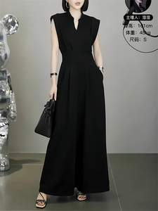 赫本风黑色连衣裙女2024夏季新款V领气质高级感穿搭无袖中长裙子