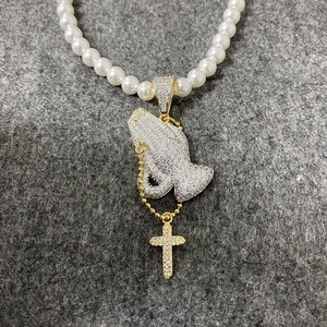 祈祷之手满钻十字架吊坠高级感项链男嘻哈美式vintage珍珠链挂件