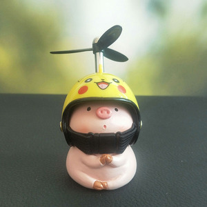 创意可爱头盔小猪摆件祈祷个性动物精致车载送男女生朋友生日礼物