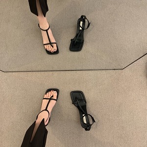 夹趾t字带凉鞋女夏季新款平底设计感今年流行黑色仙女法式高跟鞋